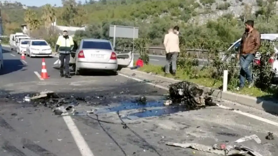 Milas'ta Kontrolden Çıkan Otomobil Kamyona Çarptı: 2 Yaralı