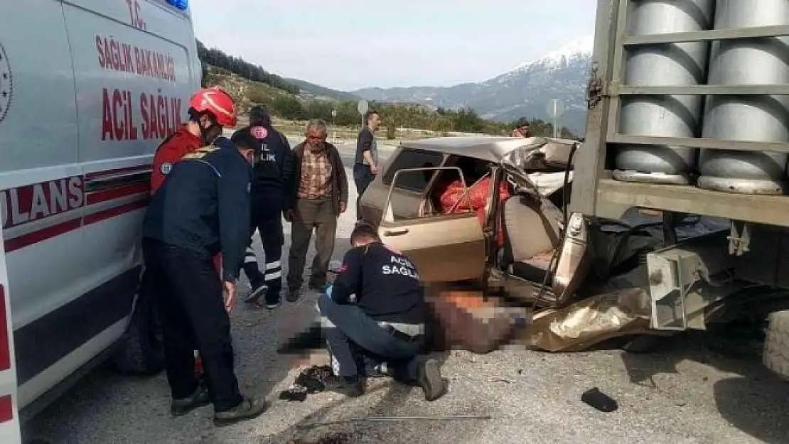 Seydikemer'de Otomobilin Park Halindeki Kamyona Çarptı: 1 Kişi Yaşamını Yitirdi