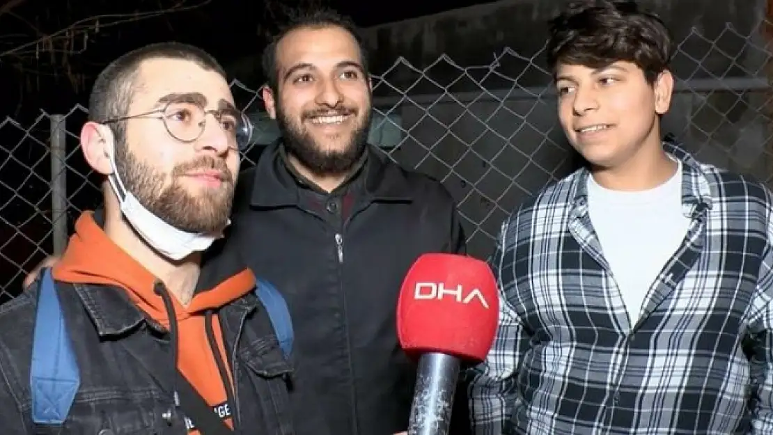 Yere Düşen Türk Bayrağını Göndere Çeken 3 Genç Tepede Mahsur Kaldı