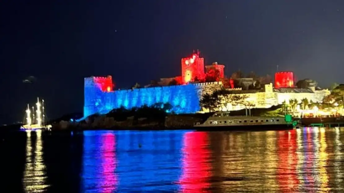 Bodrum Kalesi, Polis Haftası Dolayısıyla Kırmızı Mavi Renklerle Aydınlatıldı