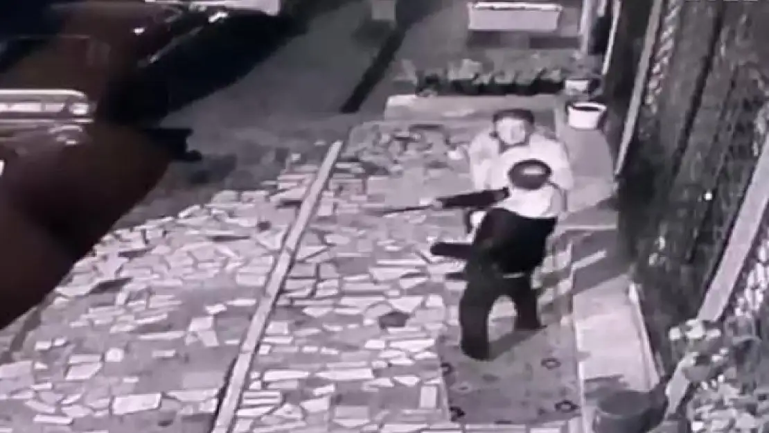 Döner Bıçağıyla Saldırdı, Ailesinin Yaşadığı Evi Taşladı