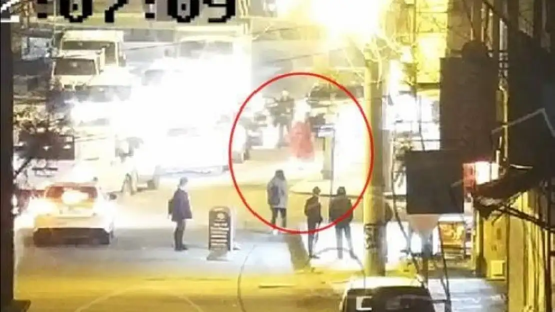 Düğün Konvoyunun Önünü Kesen 3 Çocuk, Kadının Boynundaki Kolyeyi Çaldı