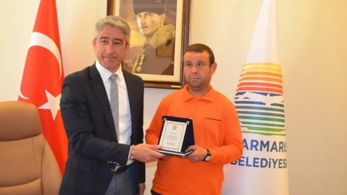 Marmaris Belediye Başkanı Oktay'dan Ali Eren'e Plaket