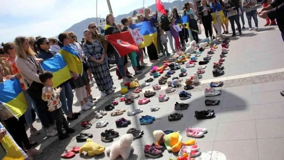 Marmaris'te Yaşayan Ukraynalılar Savaşta Ölen Çocuklar İçin Toplandı