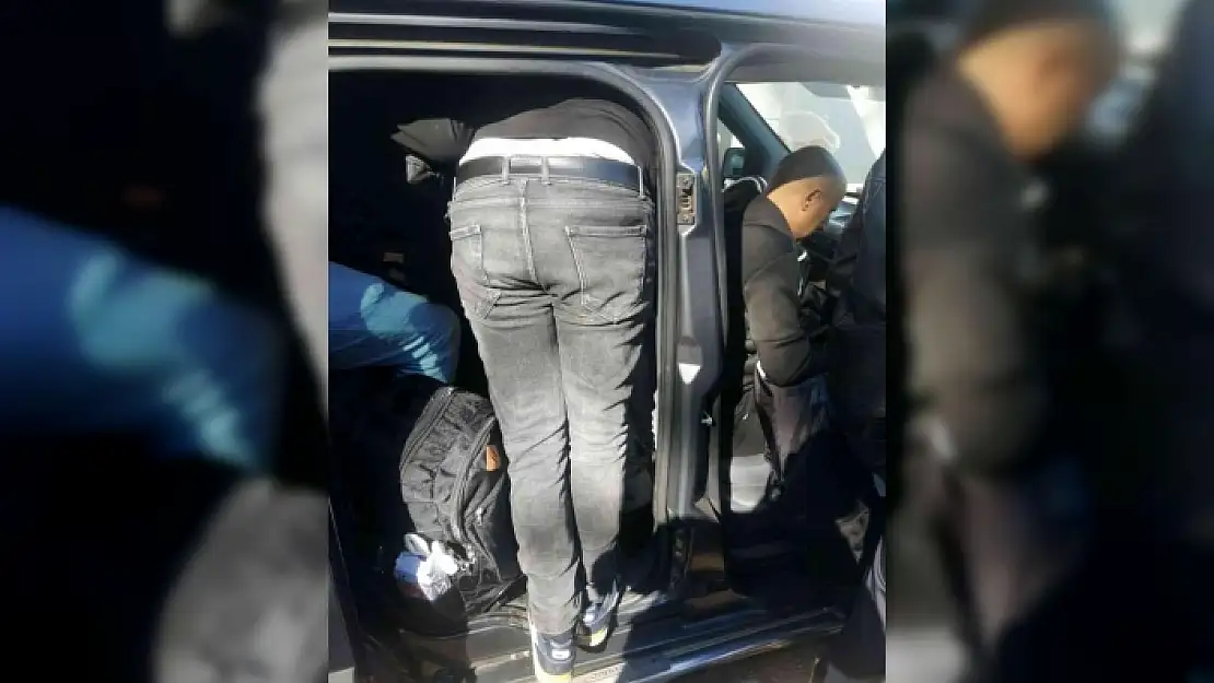 Marmaris'teki 4 Kişilik Araçta 13 Düzensiz Göçmen Yakalandı