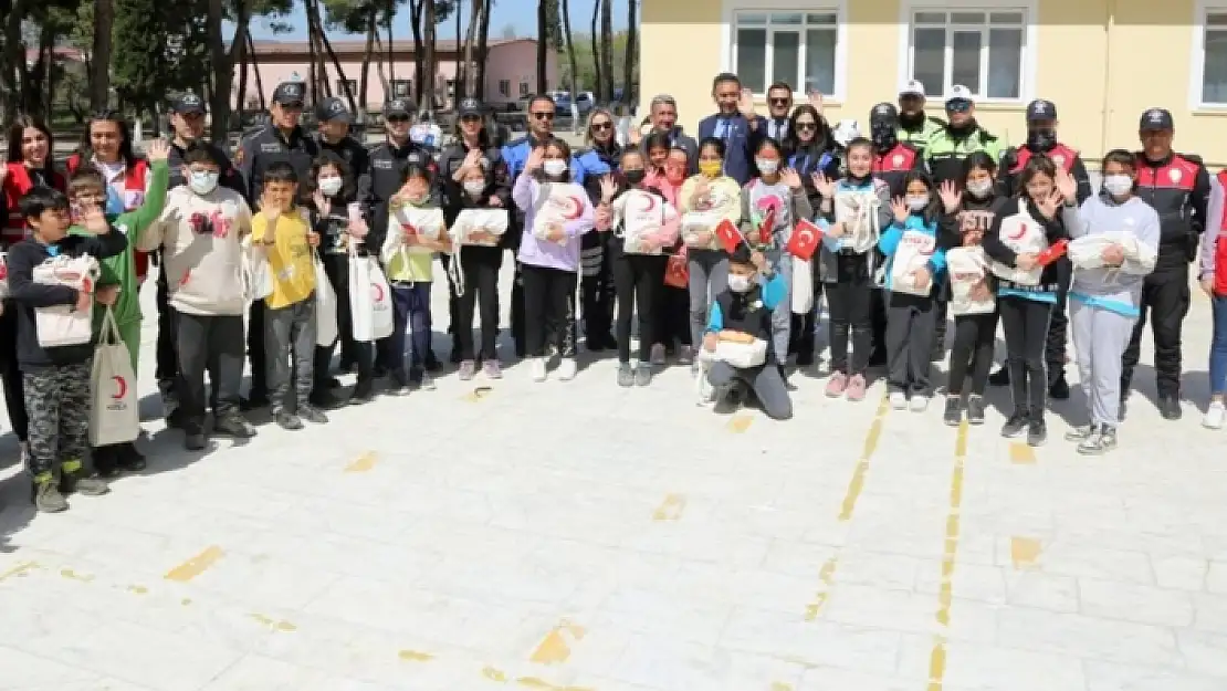 Menteşe'de 'Kitap Yağmuru Projesi' Hayata Geçirildi