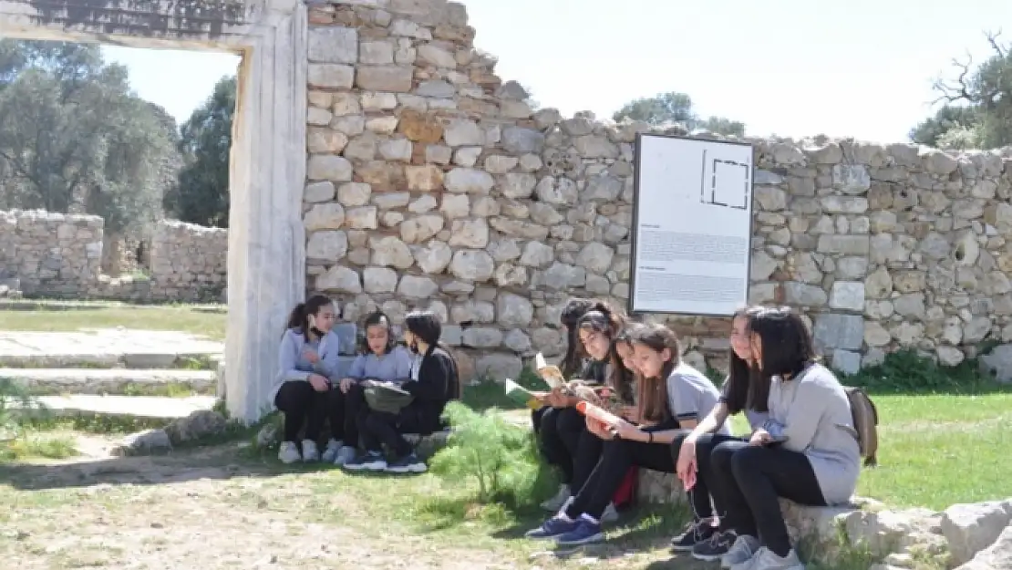 Milas'taki Beçin Kalesi'nde Öğrenci Şenliği