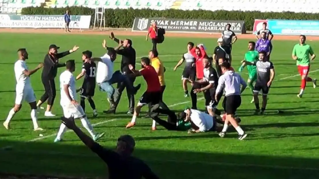 Muğlaspor- Ortaca Belediyespor Maçının Bitiş Düdüğü ile Saha Karıştı