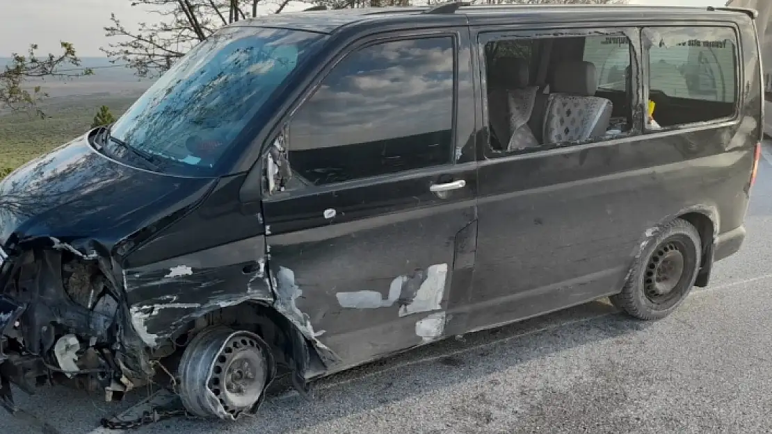 Bariyerlere Çarpan Minibüste 1 Kişi Yaşamını Yitirdi, 2'si Çocuk 3 Kişi Yaralandı