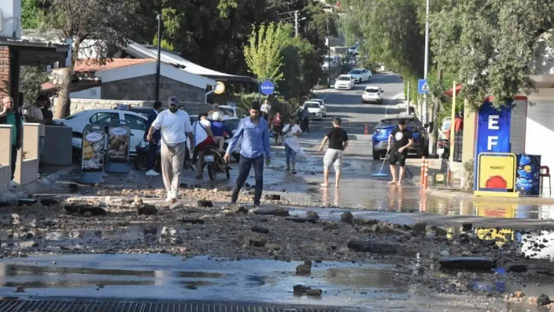 Bodrum Ana İsale Hattı Patladı İş Yerlerini Su Bastı