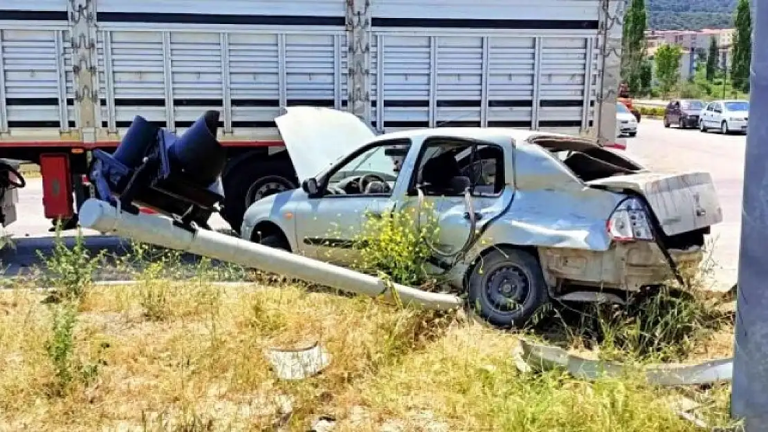 Feci Kaza! Kamyon ve Otomobil Kavşakta Birbirine Girdi: Ölü ve Yaralılar Var!