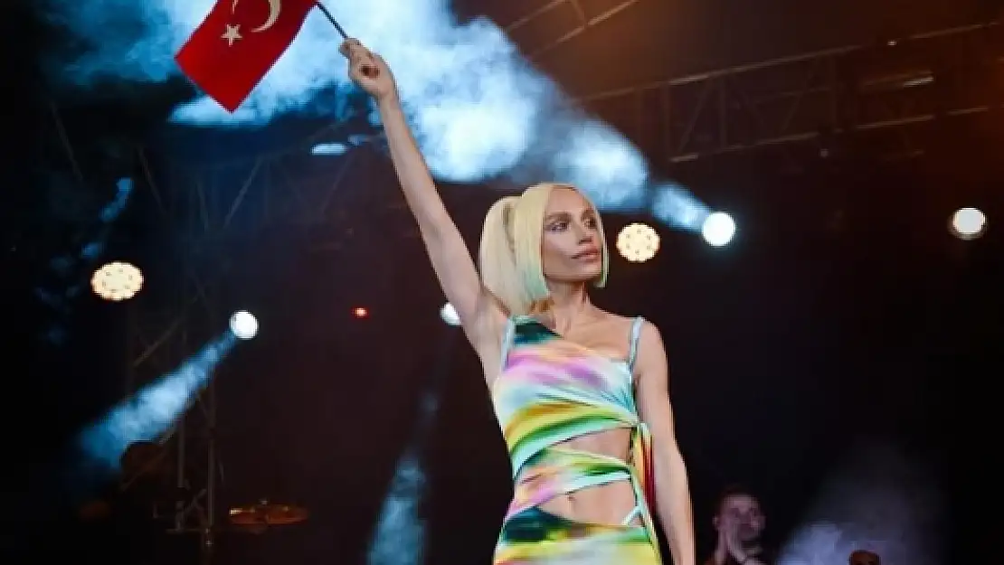 Gülşen'in Bodrum'daki Sahnedeki Kıyafeti Şaşırttı