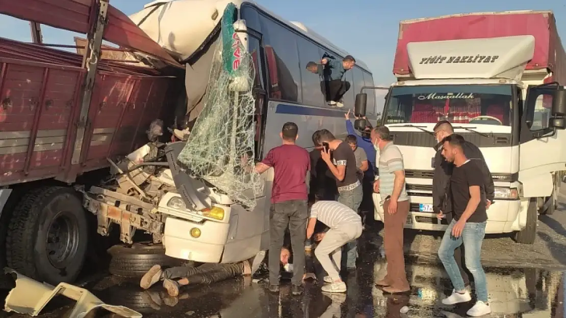 İşçi Servisi Demir Yüklü Tıra Çarptı: Çok Sayıda Yaralı Var!
