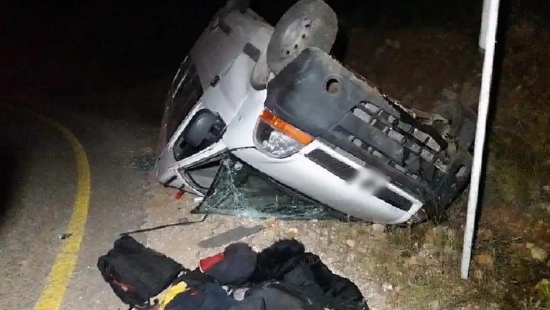 Menteşe'de Düzensiz Göçmenleri Taşıyan Minibüs Kaza Yaptı: 2 Yaralı