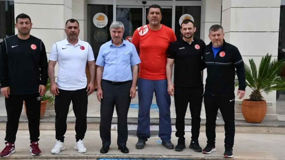 Milli Takım Güreşçileri, Başkan Ceylan'la Bir Araya Geldi