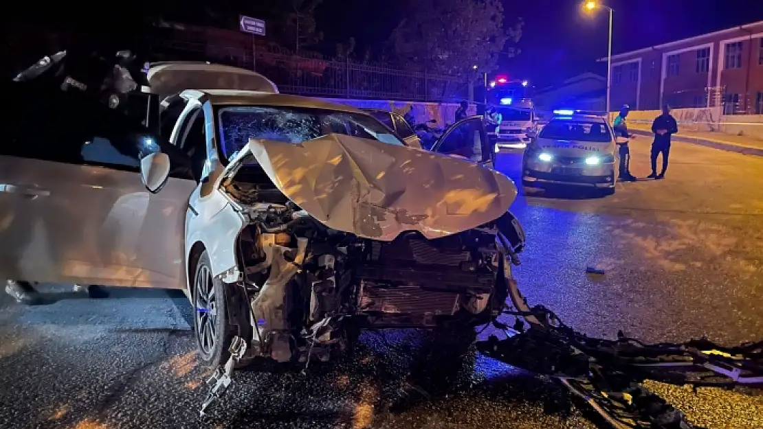 Polisten Kaçan Sürücü Otomobille Duvara Çarptı: 2 Yaralı