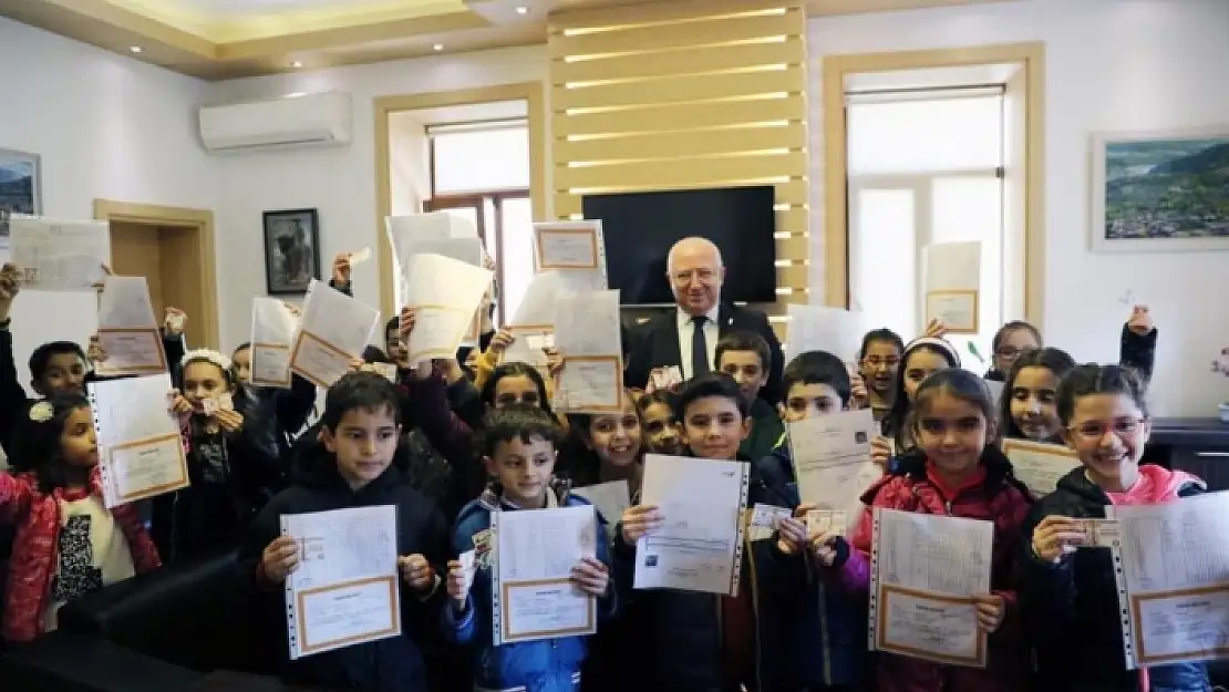Başkan Gümüş'ten Karne Hediyesi Lunapark Bileti