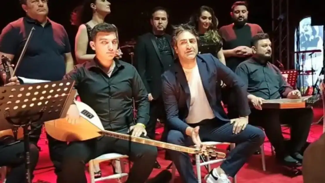 Bodrum'da Kırmızıgül Çıplak Sesle Konser Verdi