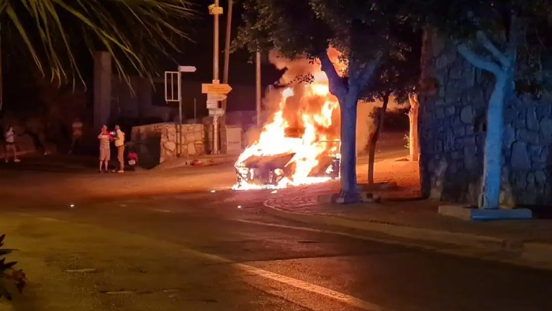 Bodrum'da Otomobil Yanarak Küle Döndü