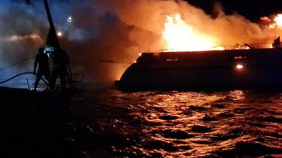 Bodrum'daki Milyonlarca Lira Değerindeki Yat Alev Alev Yandı