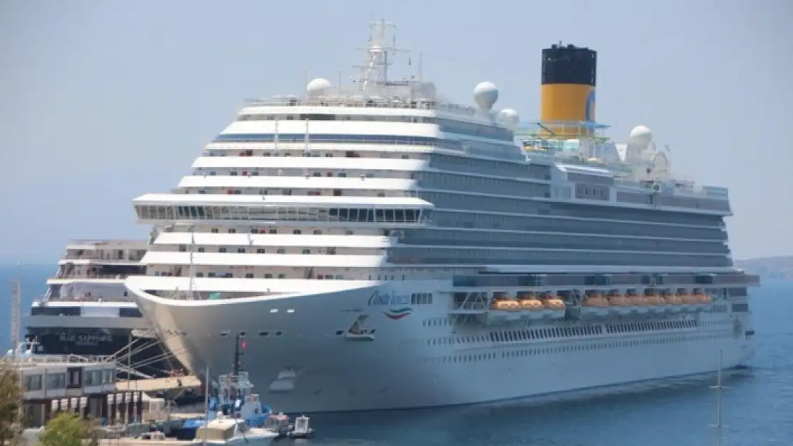 Dev Gemi Bin 411 Yolcusuyla Bodrum'a Geldi