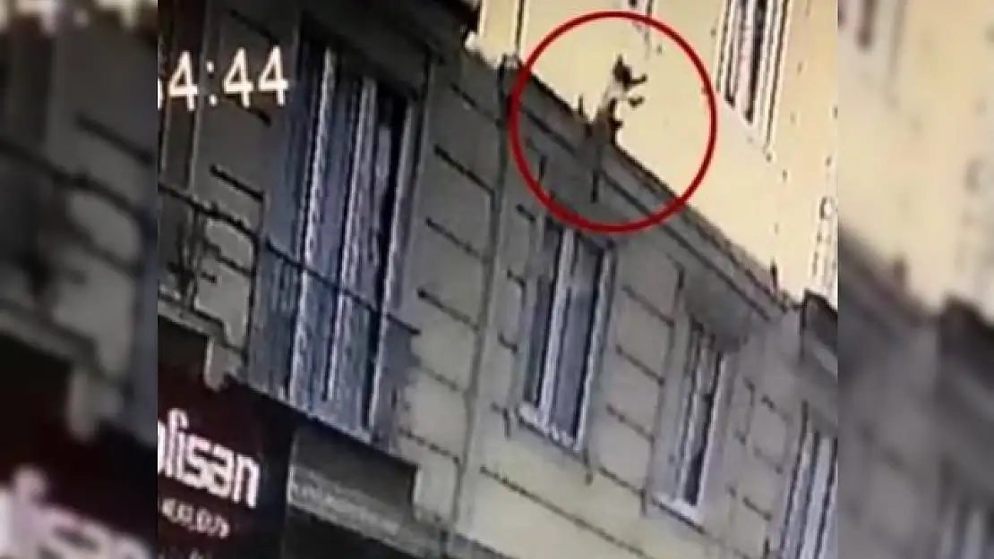 Evde Tek Başına Kalan 2 Yaşındaki Çocuk, Pencereden Düşerek Hayatını Kaybetti