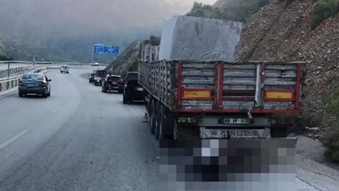 Göcek'te Park Halindeki Tıra Çarpan Motosiklet Sürücüsü Yaşamını Yitirdi