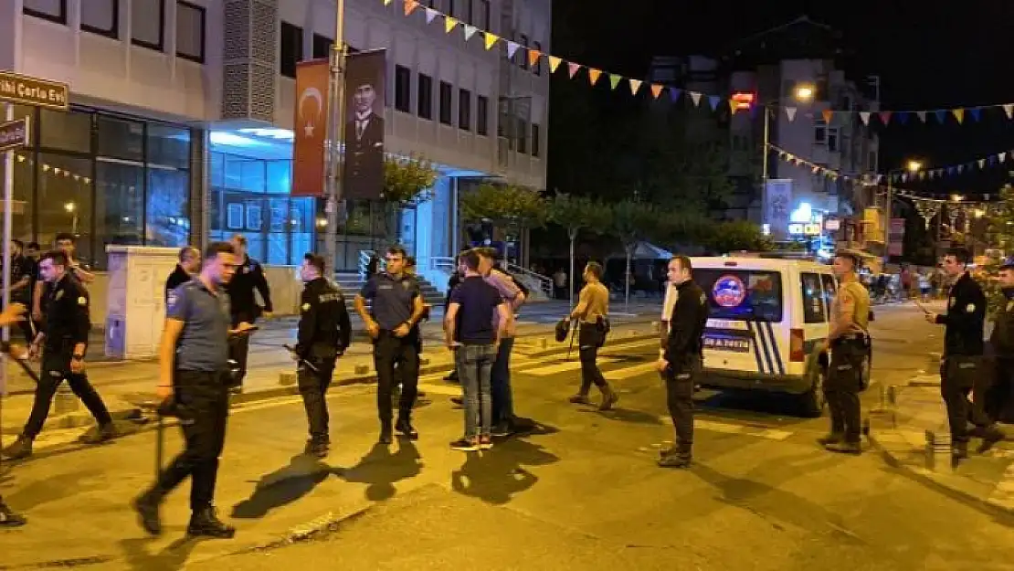 İki Grup Arasındaki Kavga Ortalığı Savaş Alanına Döndürdü: 2'si Polis 10 Yaralı
