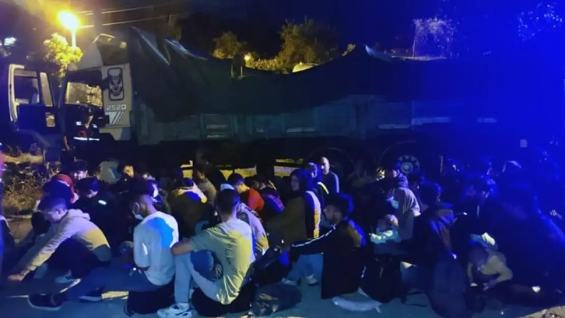Muğla'da Kamyon Kasasında 96 Düzensiz Göçmen Yakalandı