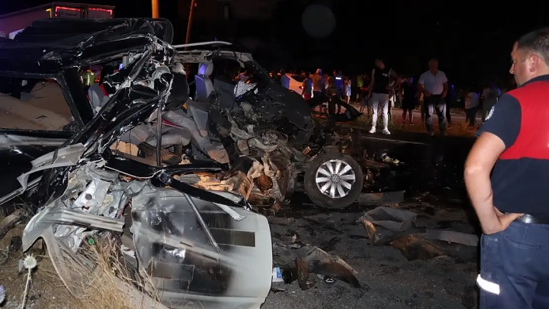 Ortaca'da Feci Kaza! Minibüs TIR'ın Altına Girdi, Minibüs Şoförü Ağır Yaralandı