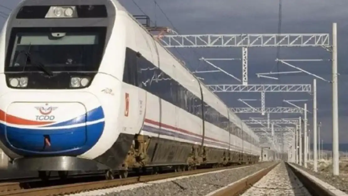 Tren Rayının Yanında Özçekim Yapan Genç Kıza Tren Çarptı
