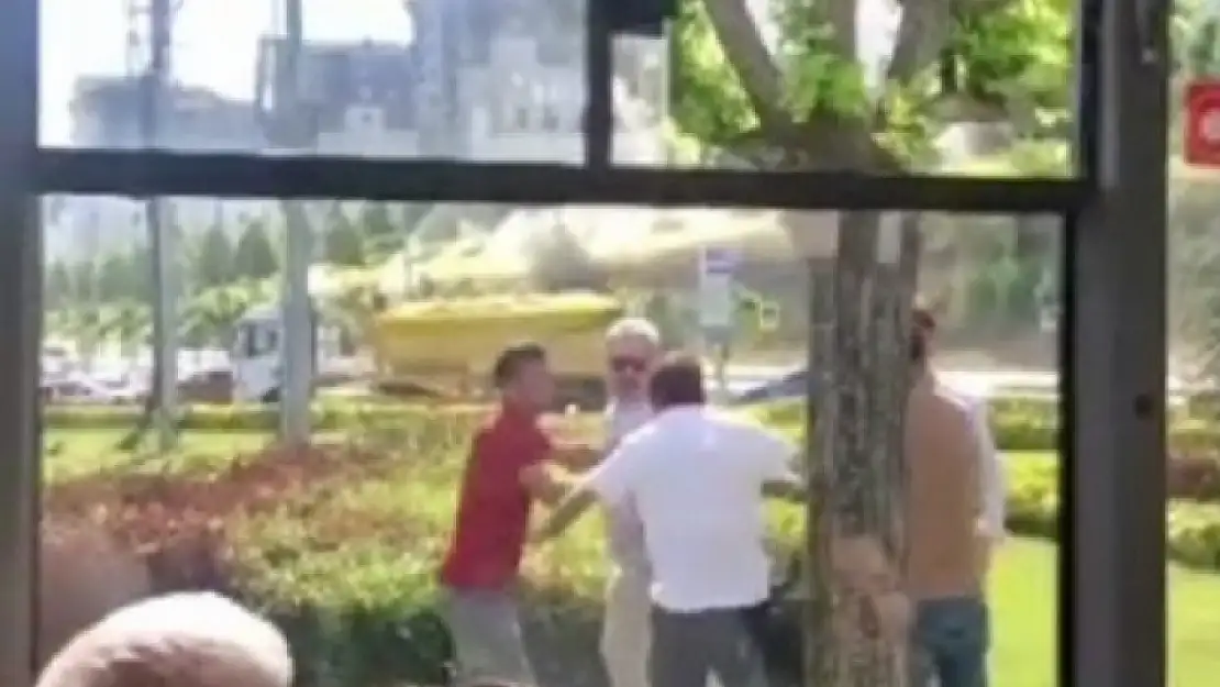 Yol Verme Tartışmasında Sopayla Otobüse Saldırdı