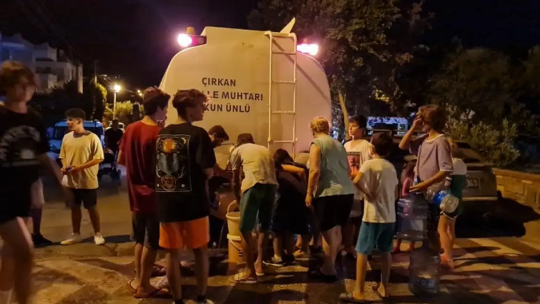 Bodrum'da Muhtar, Tankerle Su Dağıttı