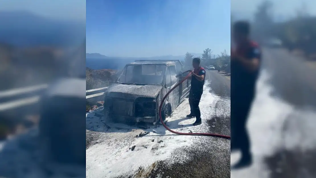 Bodrum'da Seyir Halindeki Kamyonet Yandı