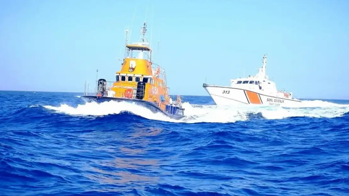 Bodrum'da Yelkenli Tekneyi Taciz Eden Yunan Sahil Güvenliği'ne Türk Askerinden Cevap