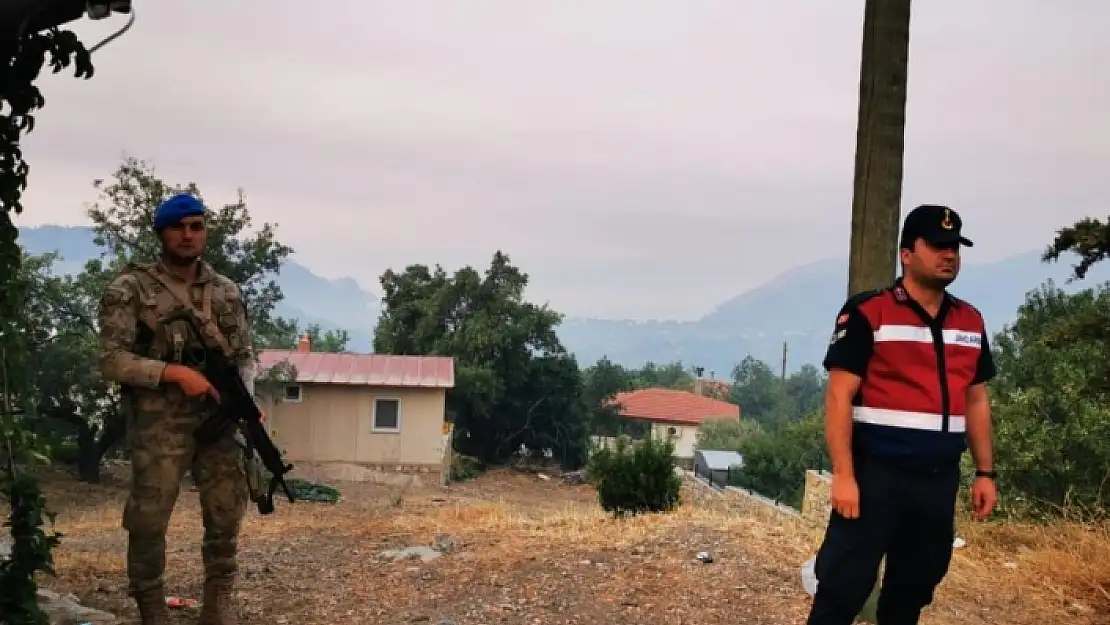 Datça'da Askerler Tahliye Edilen Evlerin Önünde Nöbet Tutuyor