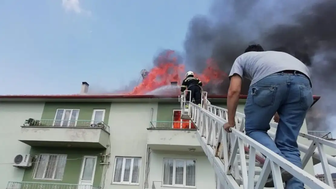 Kavaklıdere'de Yangın: 2 Ev Kullanılamaz Hale Geldi