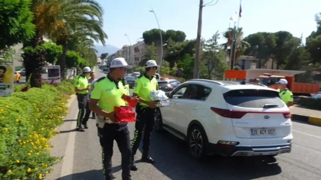 Marmaris'teki Trafik Polisleri Hem Uyardı, Hem Çikolata Dağıttı