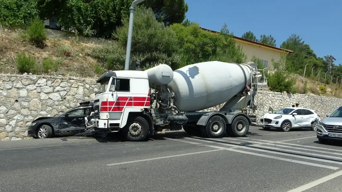 Muğla'da Beton Mikseri 4 Otomobili Biçti: 3 Yaralı