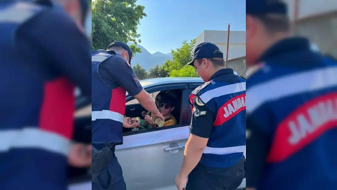 Seydikemer Jandarmadan Kolonya ve Çikolatalı Bayram Uygulaması