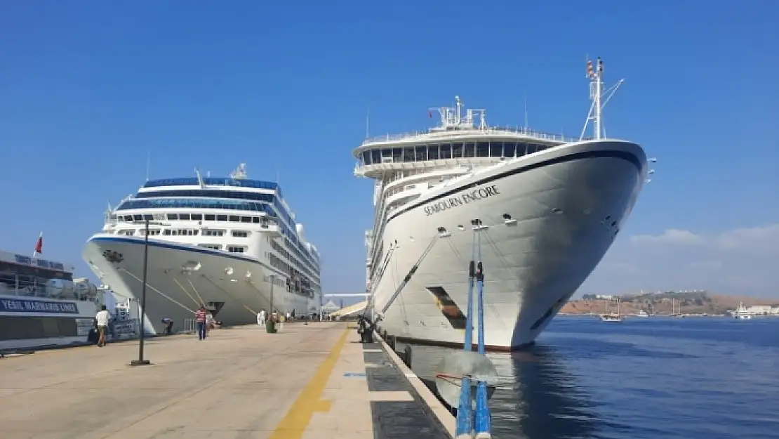 Bodrum'a 2 Kruvaziyerle 832 Turist Geldi