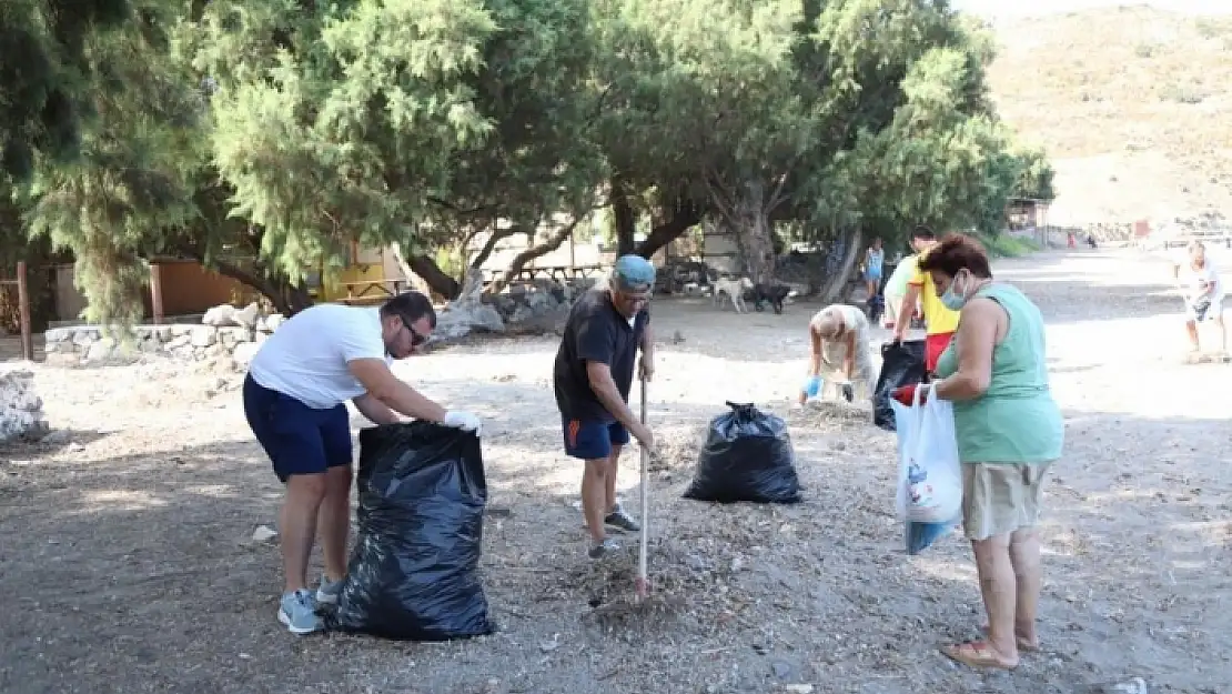 Bodrum'da Belediye ve Site Sakinlerinden Plaj Temizliği