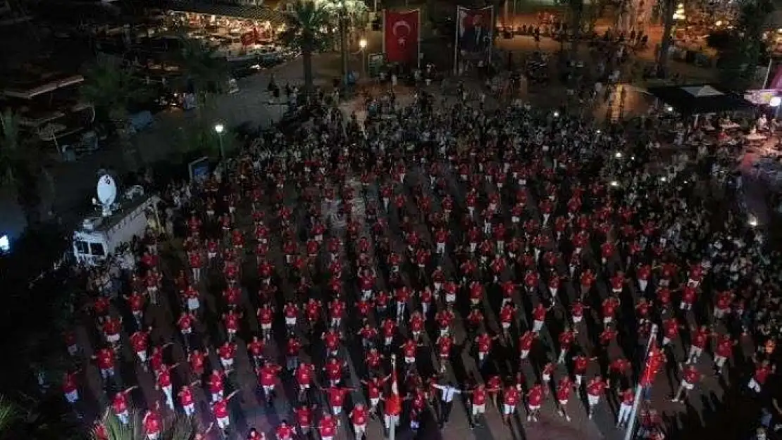 Bodrum'da Yüzlerce Kişi Aynı Anda Zeybek Oynadı