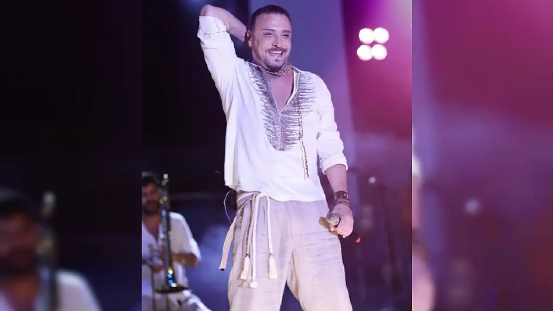 Cenk Eren'den Bodrum'da Muhteşem Bir Sahne Performansı