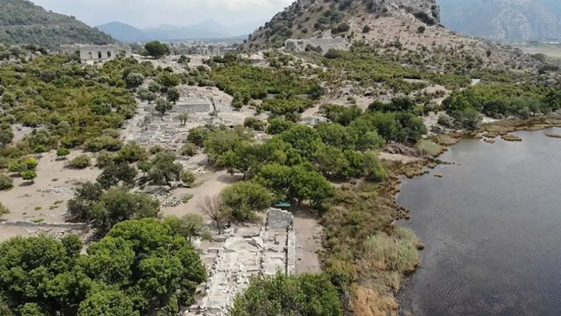Dalyan'ın Kaunos Antik Kenti'nde Kilisedeki Bizans Mezarları Gün Yüzüne Çıkarılıyor