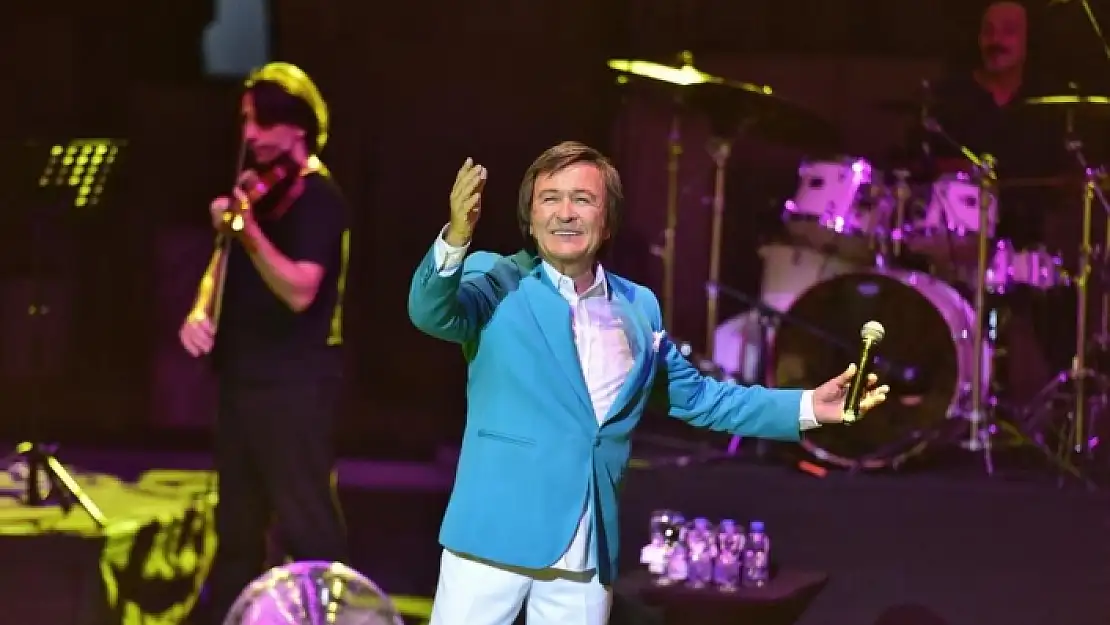 Erol Evgin, Bodrum'da Işık Şovu Eşliğinde Şarkılarını Seslendirdi