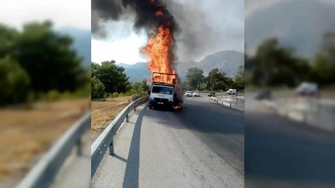 Fethiye'de Seyir Halindeki Kamyonet Cayır Cayır Yandı