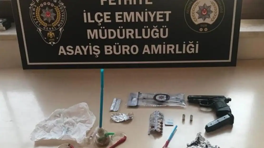 Fethiye'de Uyuşturucu ve Tabanca Bulunan Otomobildeki 3 Kişiye Gözaltı