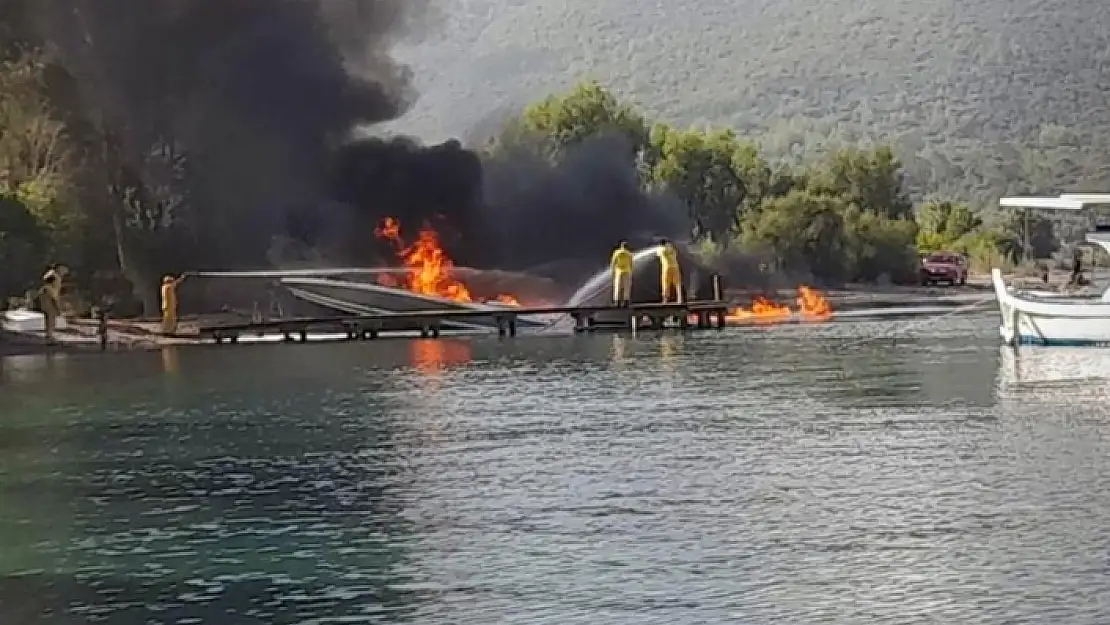 Marmaris'te Tekne Alev Alev Yandı