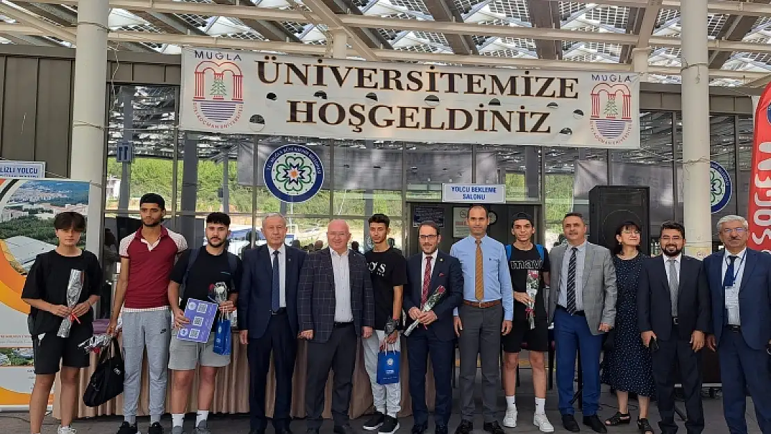 Muğla Protokolü'nden Öğrencilere Çiçekli Karşılama